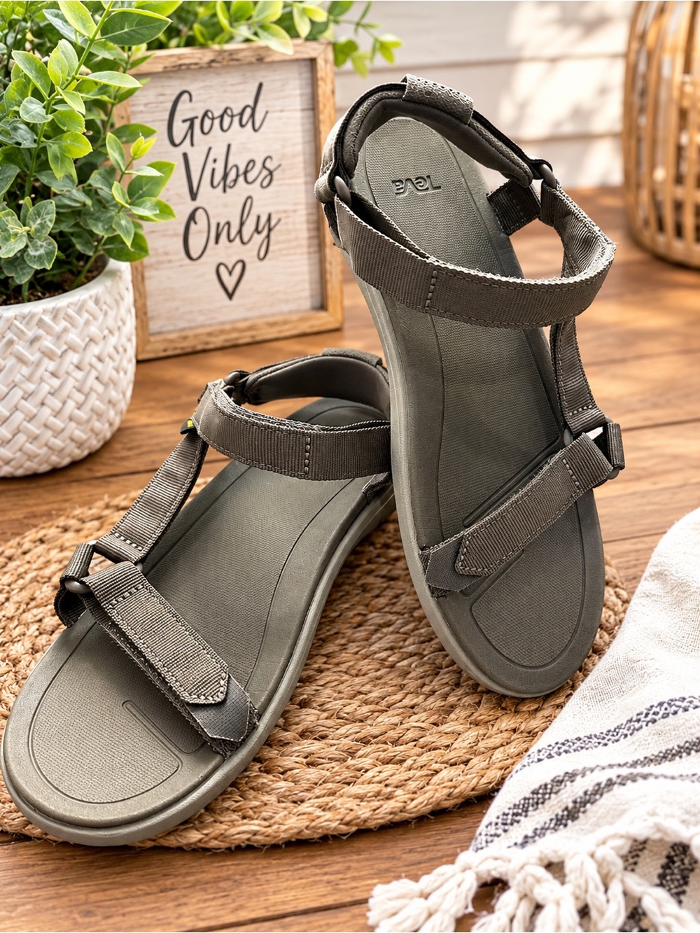 Women’s Hurricane XLT2 Teva Sesame Taupe Sz 10
